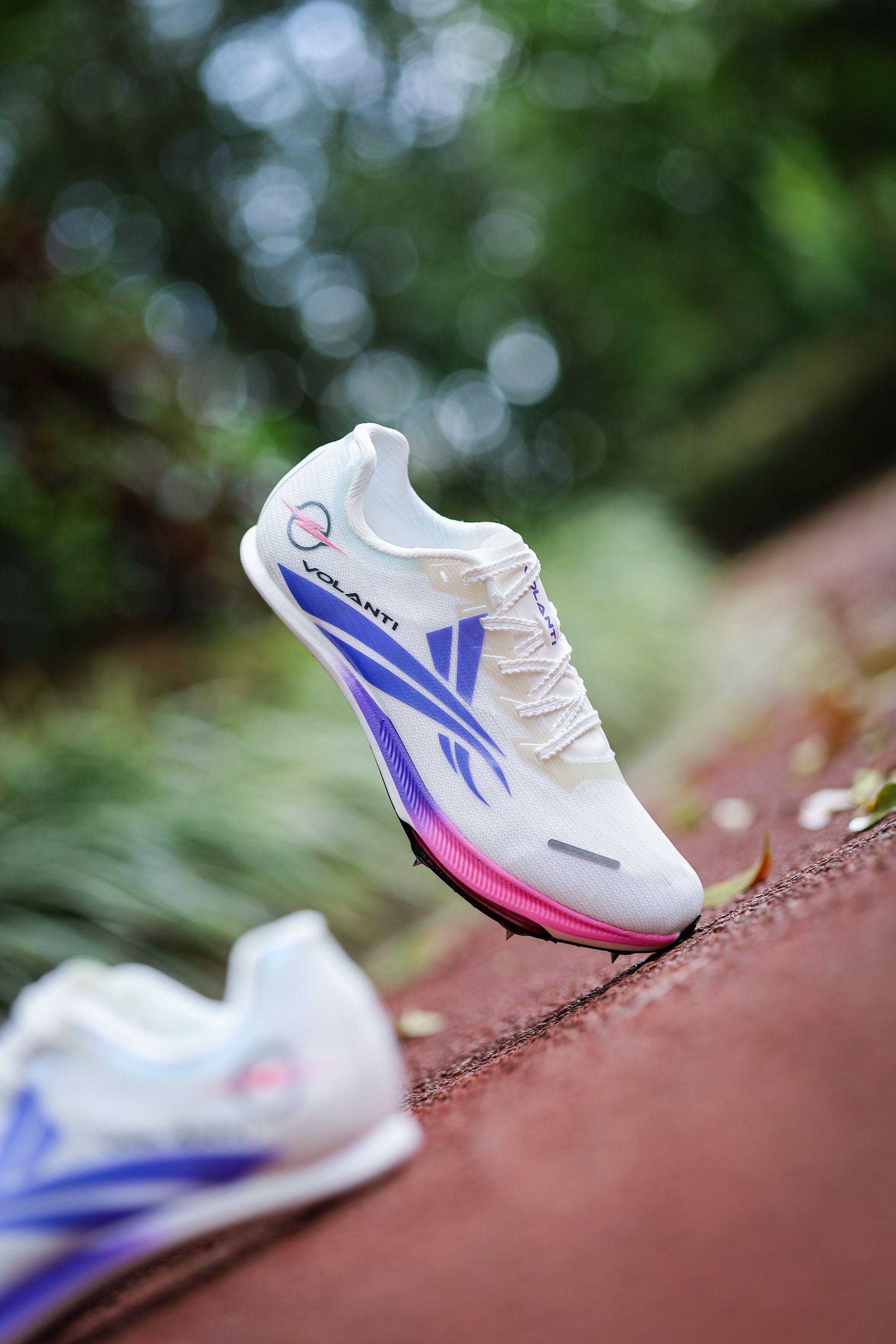 快如闪电⚡️这双 6 钉提速神鞋,真的又帅又顶!